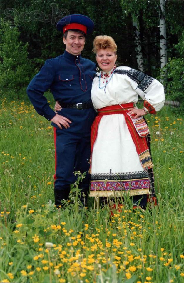 Народный дует - певица и поющий баянист